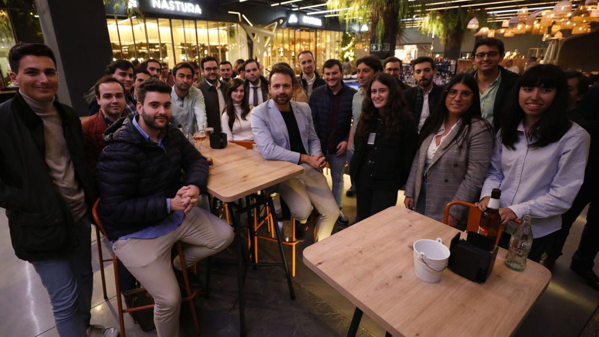 Encuentro de «cañas y política» protagonizado ayer por Álvaro Queipo (en el centro). | Luisma Murias