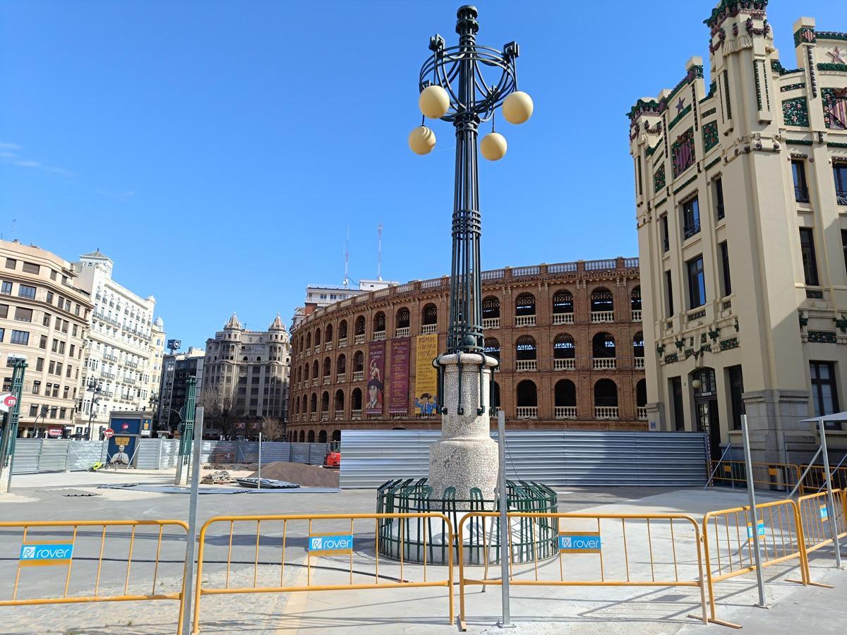 Puerta de salida de la Estación del Norte a la calle Alicante bloqueada.