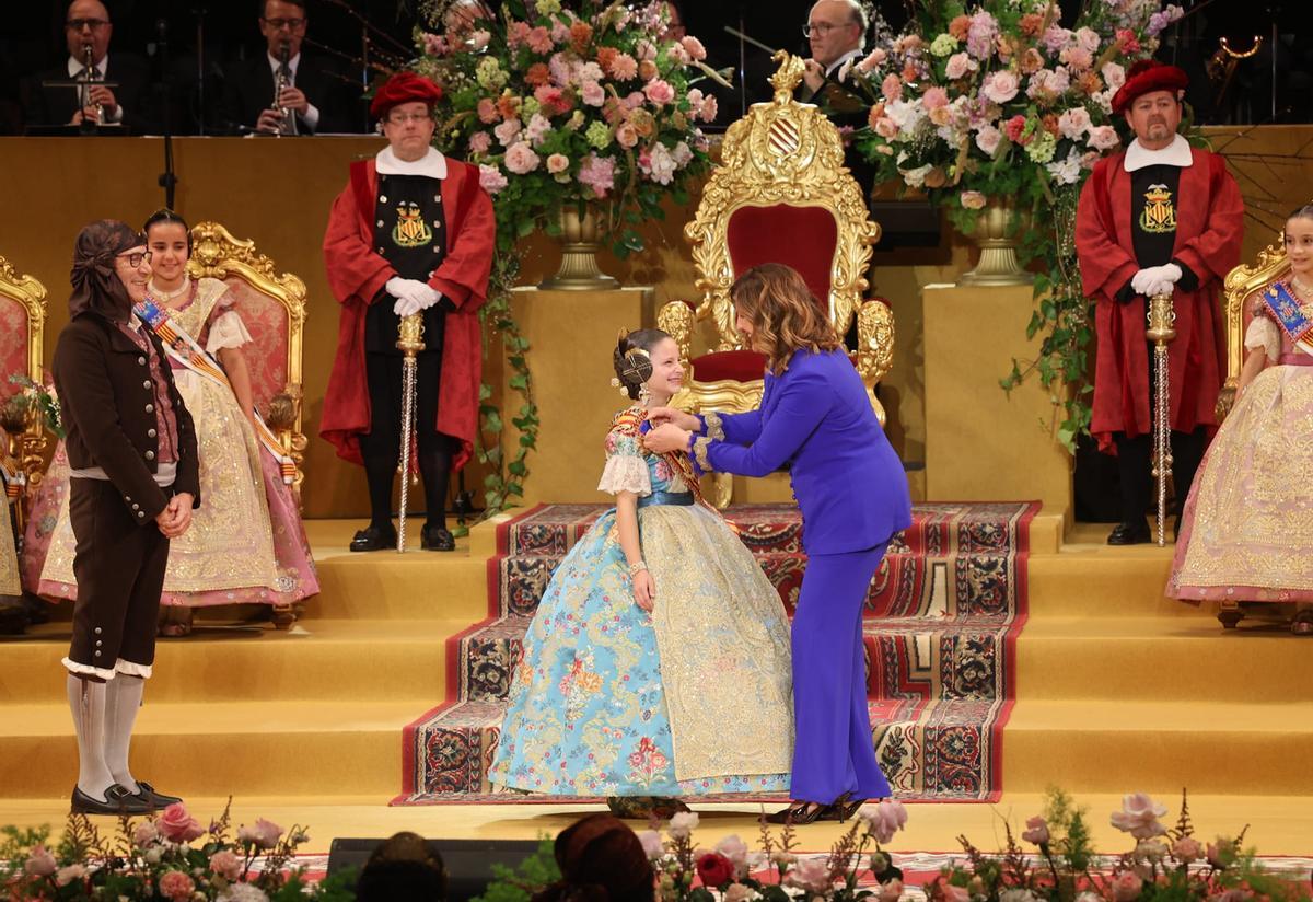 Imposición de bandas a Marta Mercader y la corte de honor infantil de las Fallas 2026