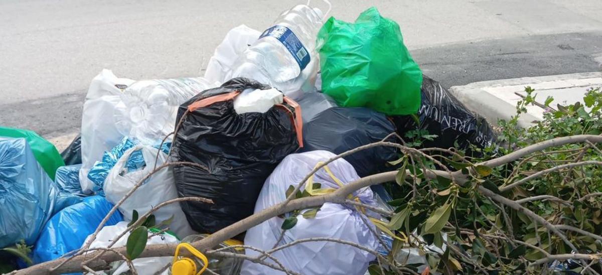 Algunos vecinos siguen depositando la basura en el lugar anterior. | L.O.