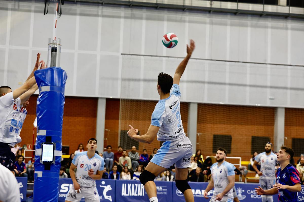 El equipo de Fabián Muraco se impuso con relativa superioridad ante un equipo gallego que no consigue sumar todavía en la Superliga de voleibol masculina.