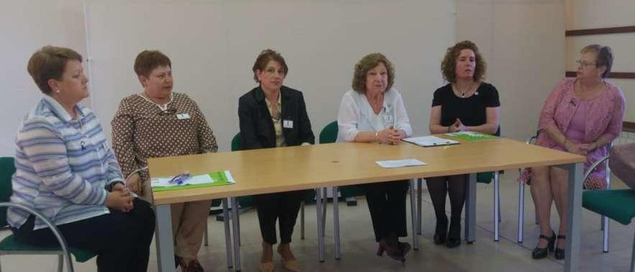 Carmen Álvarez, Carmen Rodríguez, Aida Corugedo, Emilia García, Elena Pastor y Ángeles Lastra, en las jornadas por el Día de la fibromialgia celebradas el sábado en el centro social de Villamayor.