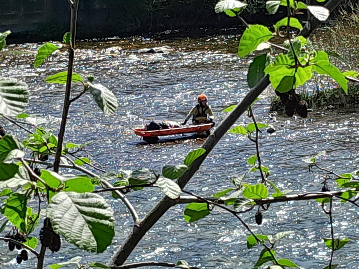 FOTOS: Aparece el cadáver de un hombre flotando en el río en Mieres