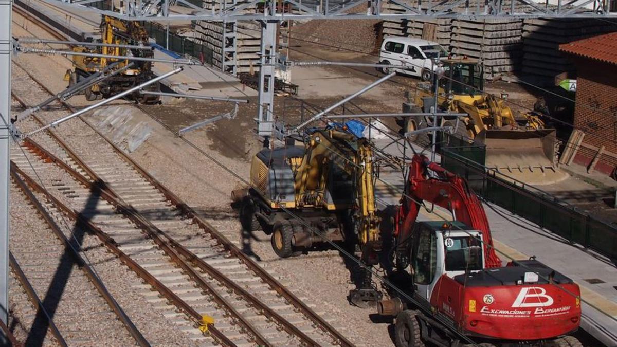 La estación de Lena, sin trenes hasta el día 24 por la obra en las vías para la llegada del AVE