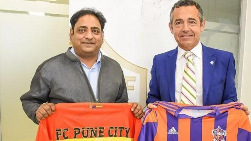 Diego García, presidente del Elche, y el representante del Pune City indio