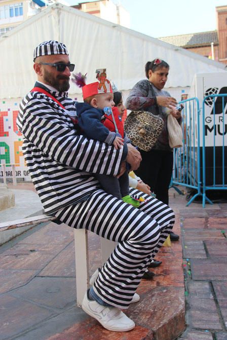 Las familias y los niños disfrazados toman las calles del centro de Málaga el primer domingo de Carnaval.