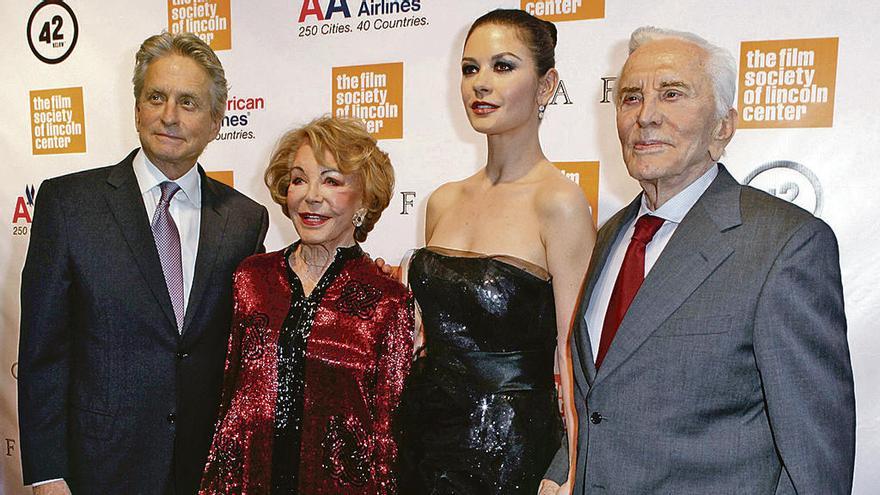 Michael Douglas, Anne Buydens, Catherine Zeta-Jones y Kirk Douglas, en 2010. // Reuters