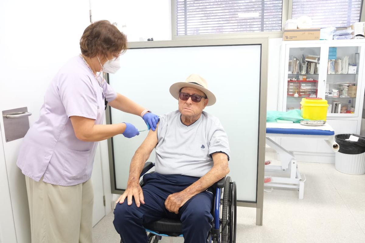 Un hombre recibe una de las dos vacunas en el centro de salud de Benalúa