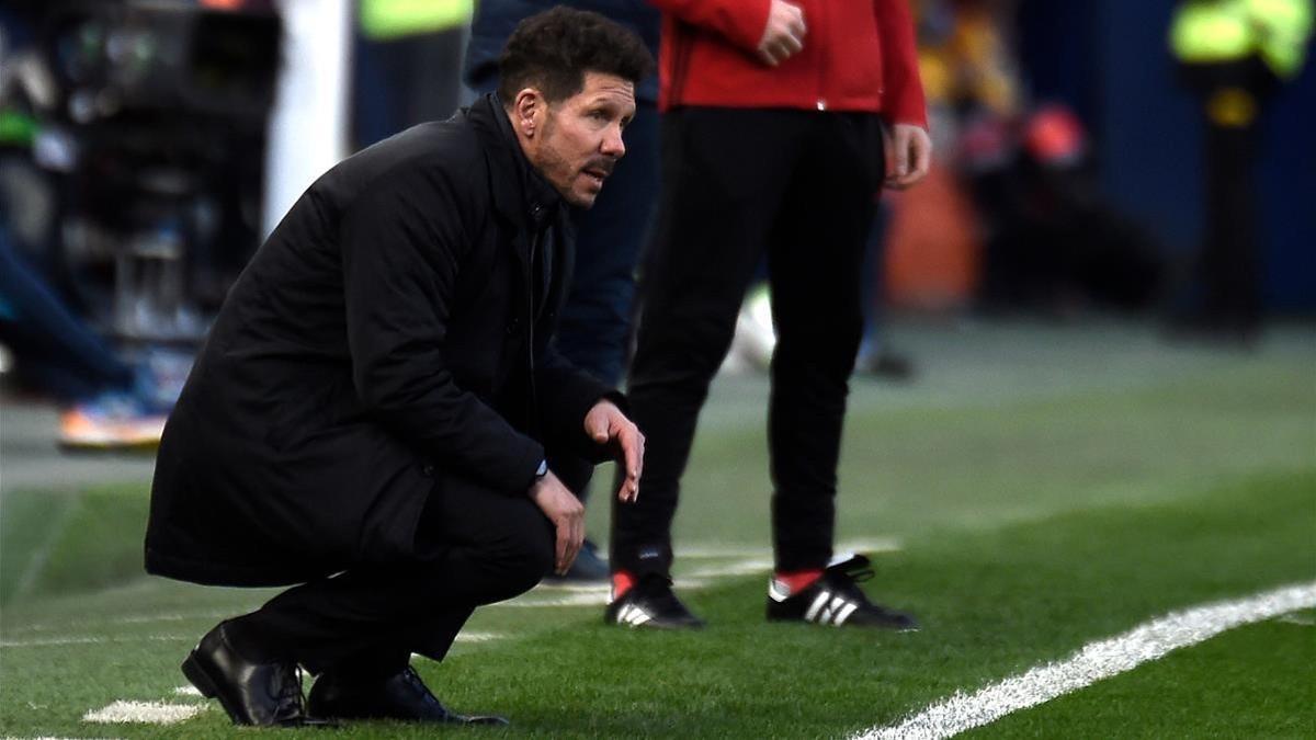 Simeone observa desde la banda el duelo contra el Villarreal..