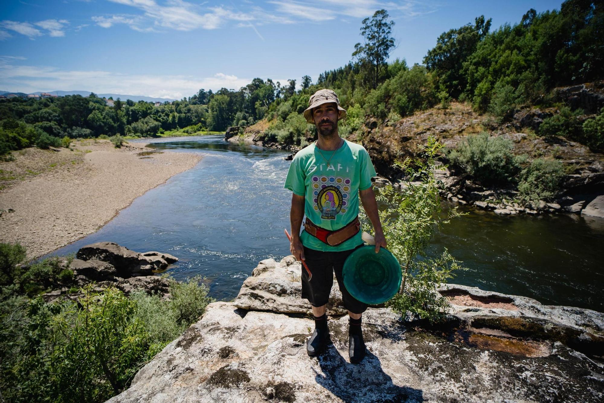 Mario Fatanga, en una jornada de bateo en el río Miño