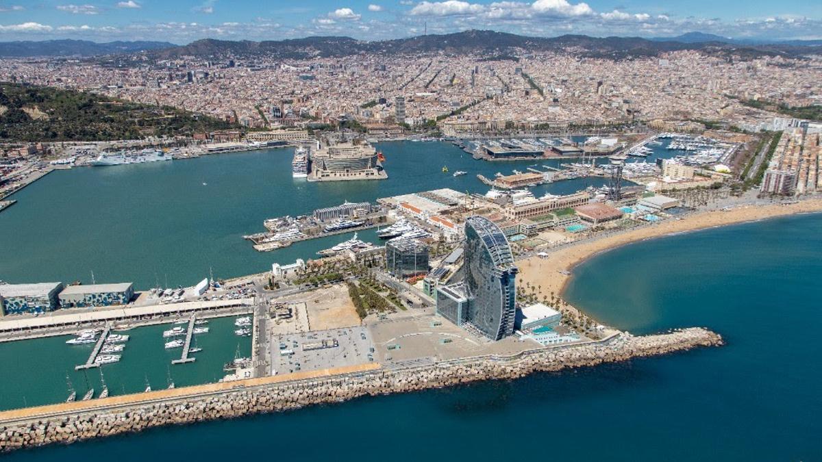 Blick über den Hafen und die Stadt Barcelona.