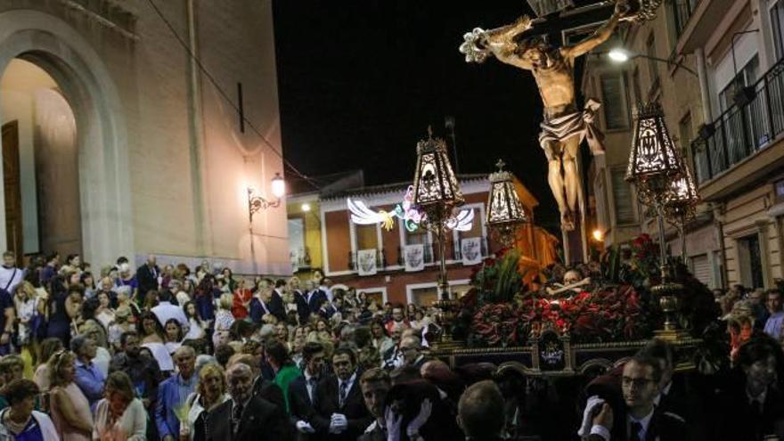 El Cristo del Buen Suceso salió desde el templo de Santa Ana y recibió el cariño de sus vecinos durante todo el recorrido, pese a la amenaza de lluvia.