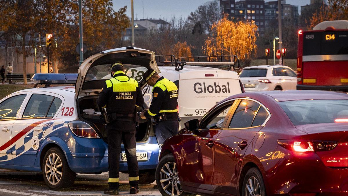 Dos agentes de Policía Local intervienen después de un accidente de tráfico.