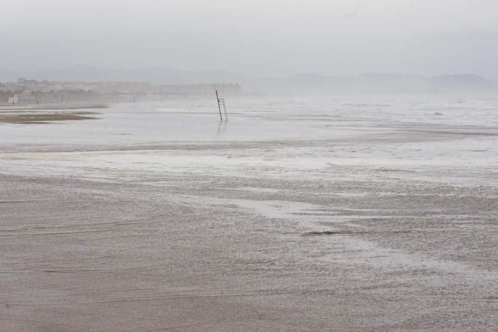 Las playas de la Malva-rosa, el Cabanyal y la Marina tras el temporal marítimo.