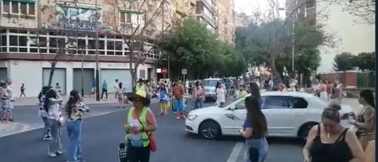 Un coche circula por la calle Juan Fernández durante el desfile de Carnaval celebrado este martes.