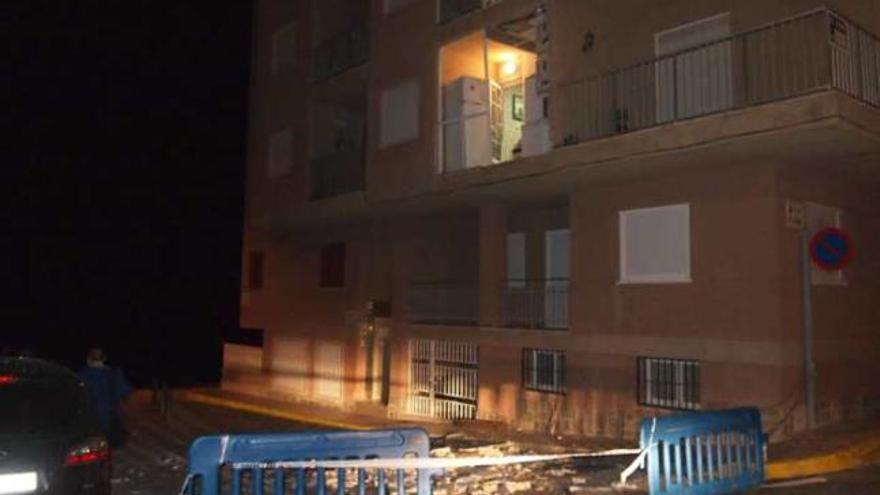 Una explosión destroza una vivienda y el dueño sale volando por la onda expansiva