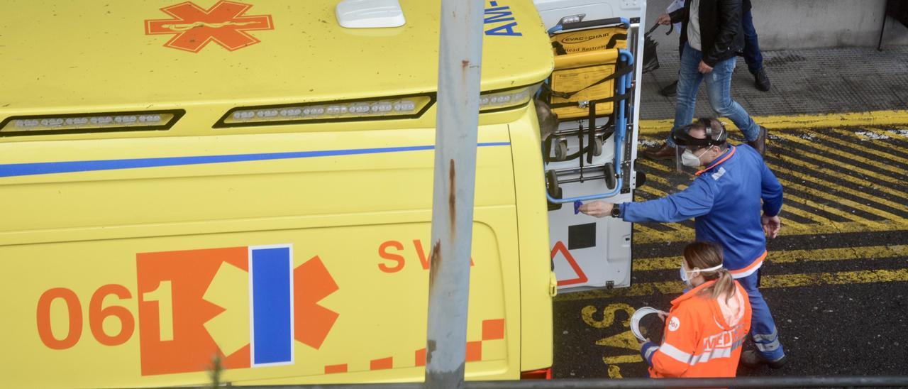 Llegada de una ambulancia del 061 al Hospital Montecelo de Pontevedra.