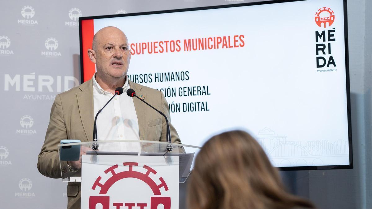 Julio César Fuster, durante la rueda de prensa en la que detalló el presupuesto municipal de recursos humanos para 2026 en Mérida.