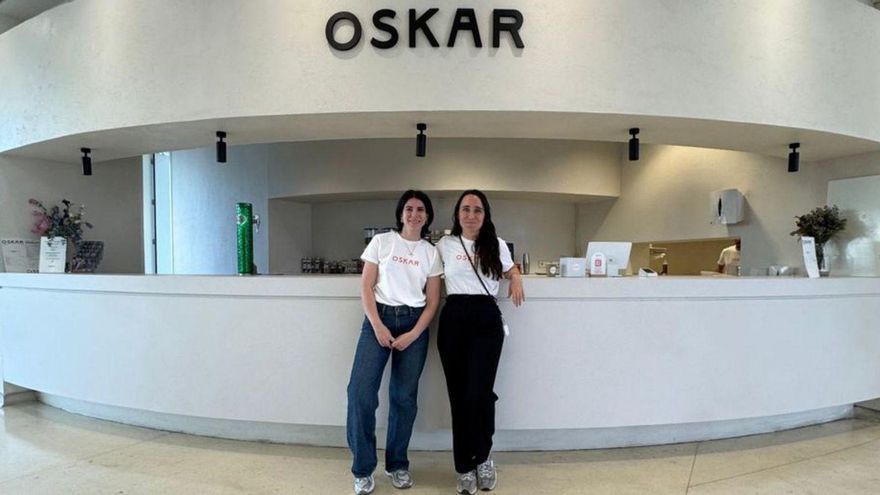 Alba Bahamonde y Ana Bati Hawkins, en la cafetería Oskar |