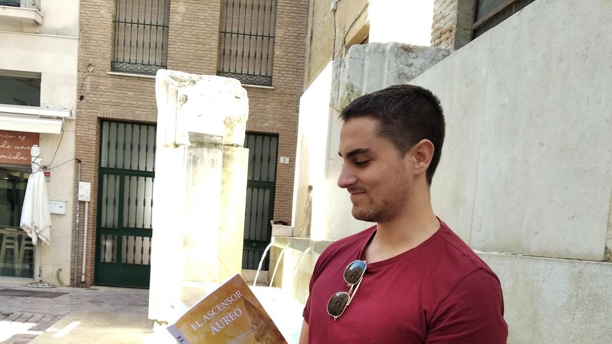 El joven escritor, con su última novela, &#039;El ascensor áureo&#039;