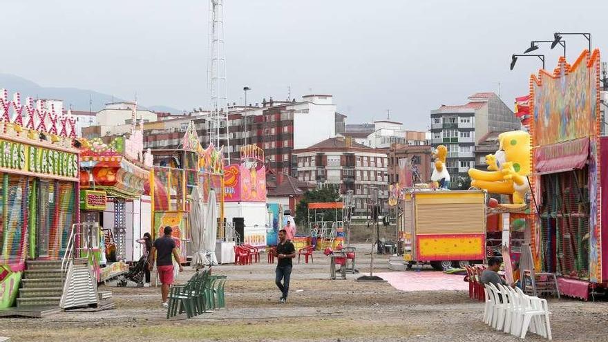 Las atracciones feriales abren junto al Niemeyer