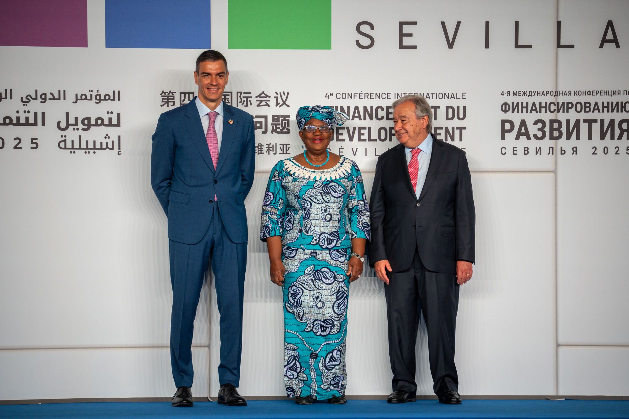 El presidente del gobierno, Pedro Sánchez (i) y el presidente de la ONU, António Guterres (d) reciben a los mandatarios. A 30 de junio de 2025 en Sevilla, Andalucía (España). En el Palacio de Congresos y Exposiciones de Sevilla (FIBES) ha tenido lugar la foto oficial con los jefes de Estado y de Gobierno que participan en la IV Conferencia Internacional sobre la Financiación para el Desarrollo de la ONU. En este acto institucional, se da la bienvenida a los mandatarios que intervienen en esta cumbre global centrada en los retos económicos y financieros del desarrollo sostenible. 30 JUNIO 2025 Francisco J. Olmo / Europa Press 30/06/2025. ANTONIO  GUTERRES;PEDRO SÁNCHEZ PÉREZ-CASTEJÓN;Francisco J. Olmo;