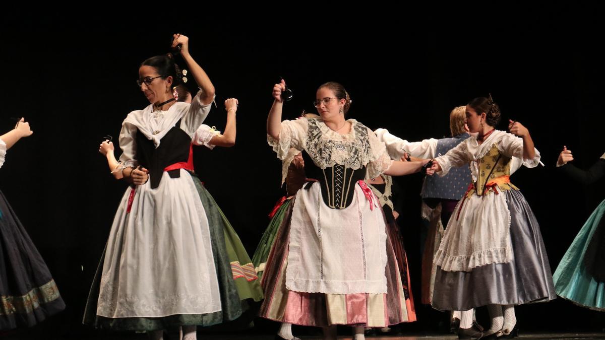 Varios grupos de danza se han dado cita en la Mostra de Folklore Tradicional.