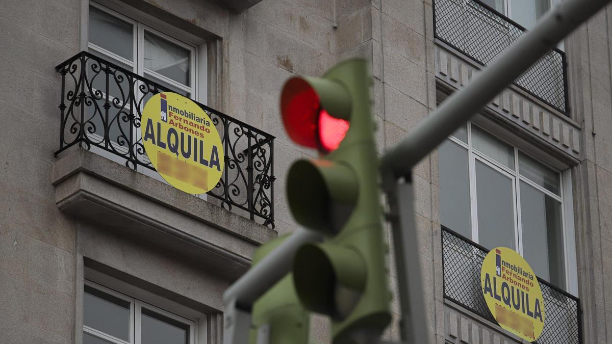Carteles de una propiedad en alquiler en el centro de Vigo.