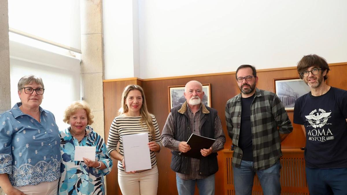 O xurado e a concelleira de Cultura despois do fallo do premio.