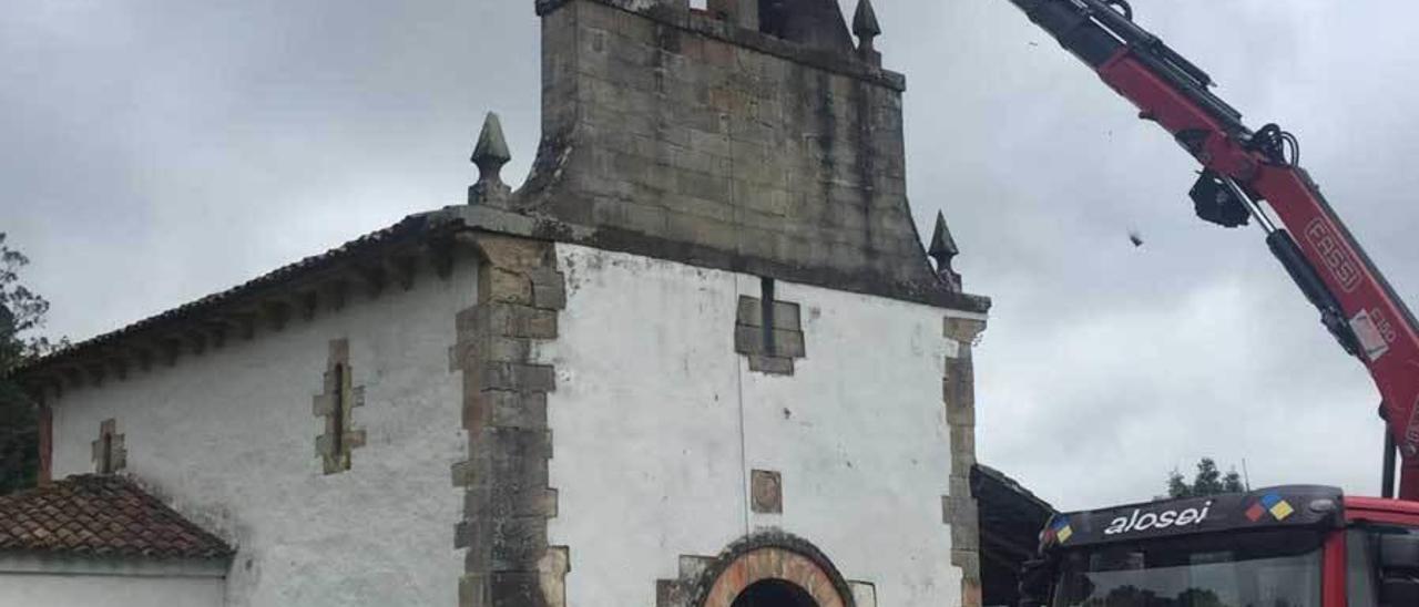 Colocación de la campana en Sariego Muerto.