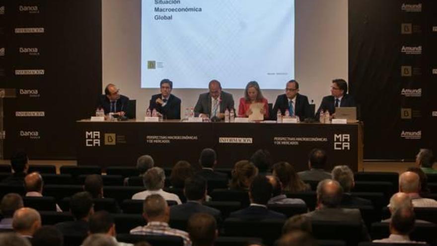 Alrededor de un centenar de personas asistieron a la jornada organizada por Bankia e INFORMACIÓN sobre perspectivas macroeconómicas y mercados, celebradas en el MACA.