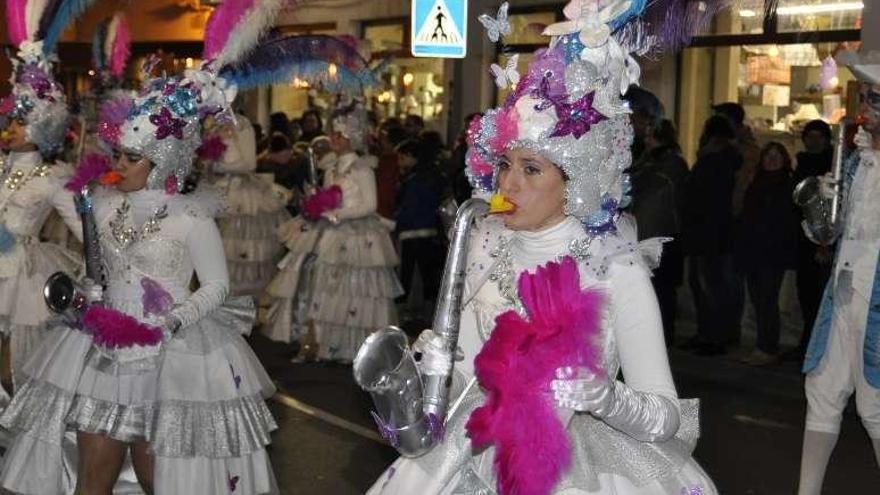 La charanga &quot;A Marea&quot; de Tapia, durante el desfile.