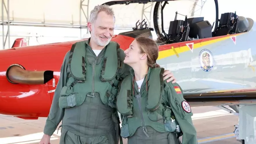 Felipe VI y la princesa Leonor comparten una jornada de vuelo en la Academia del Aire