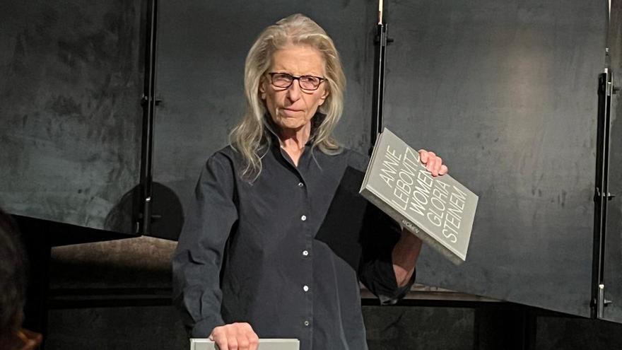 Annie Leibovitz firma ejemplares de su libro 'Women' ante un centenar de personas en A Coruña