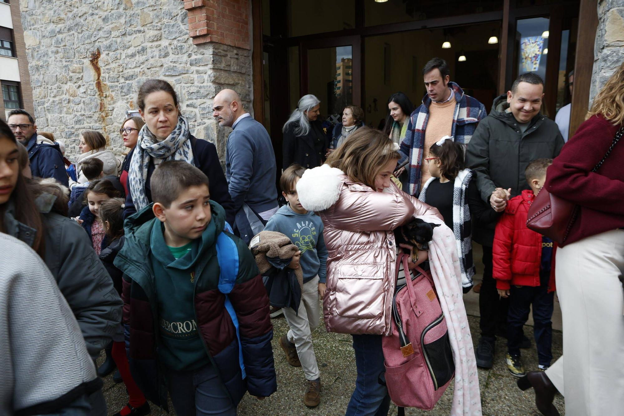 Bendición mascotas en Gijón en la parroquia de Viesques