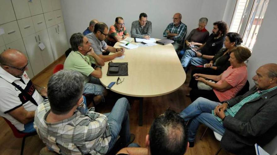 Participantes en el acto de constitución de la plataforma de apoyo a Emutsa.