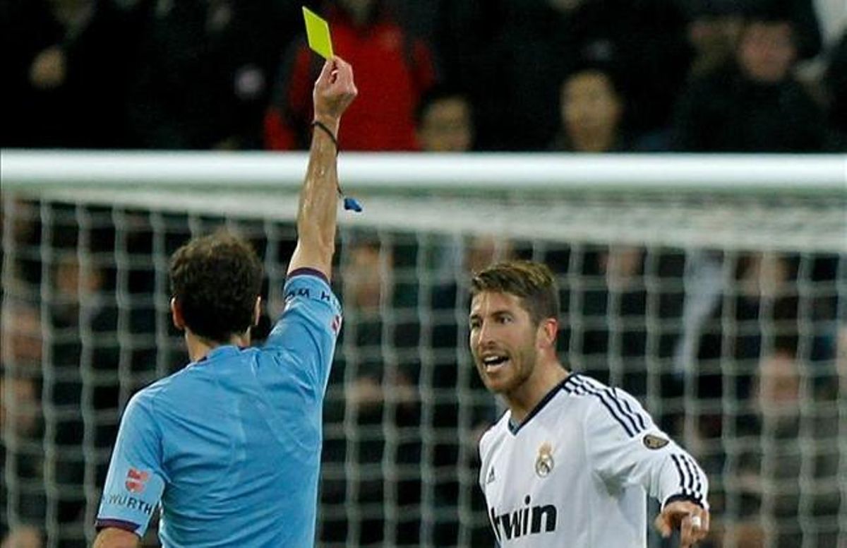 Ayza Gámez amonesta Sergio Ramos. Ayza Gámez amonesta Sergio Ramos.