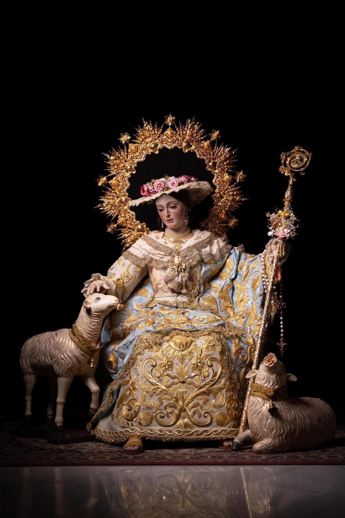 La Virgen de la Divina Pastora vestida ya para la procesión del sábado.
