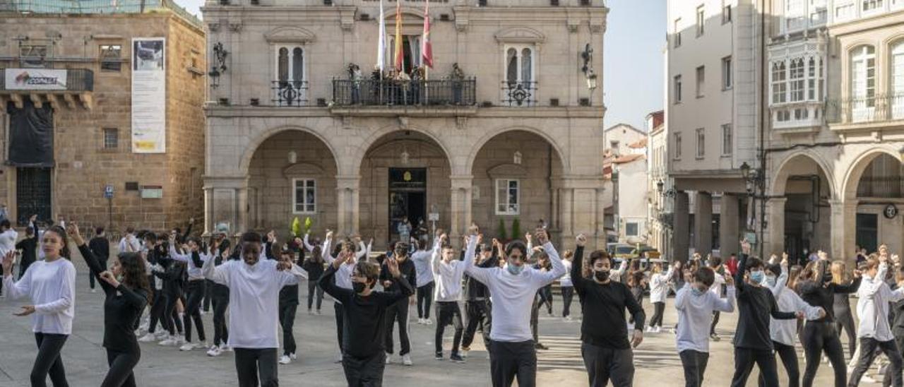 Escolares del IES O Couto, en la Plaza Mayor realizando una coreografía.   | // BRAIS LORENZO