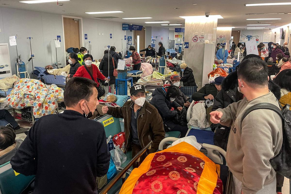 Pacientes en camillas son atendidos en el hospital Tongren en Shanghái.