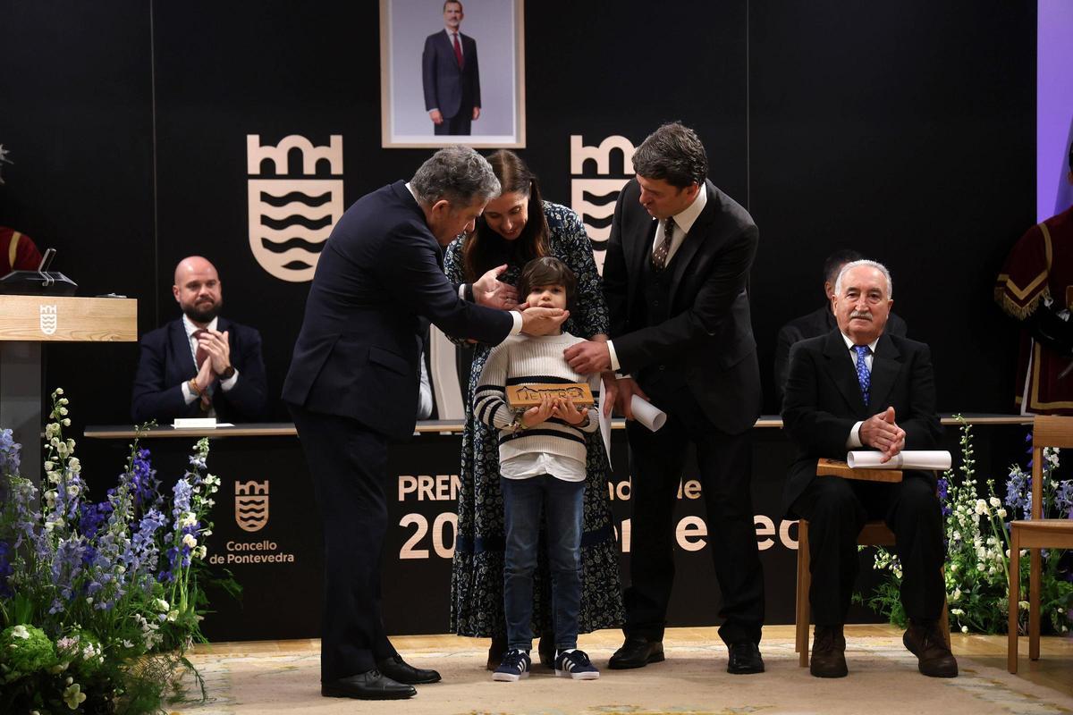 El alcalde acaricia a Artai, el hijo de uno de los creadores de Polo Correo do Vento.