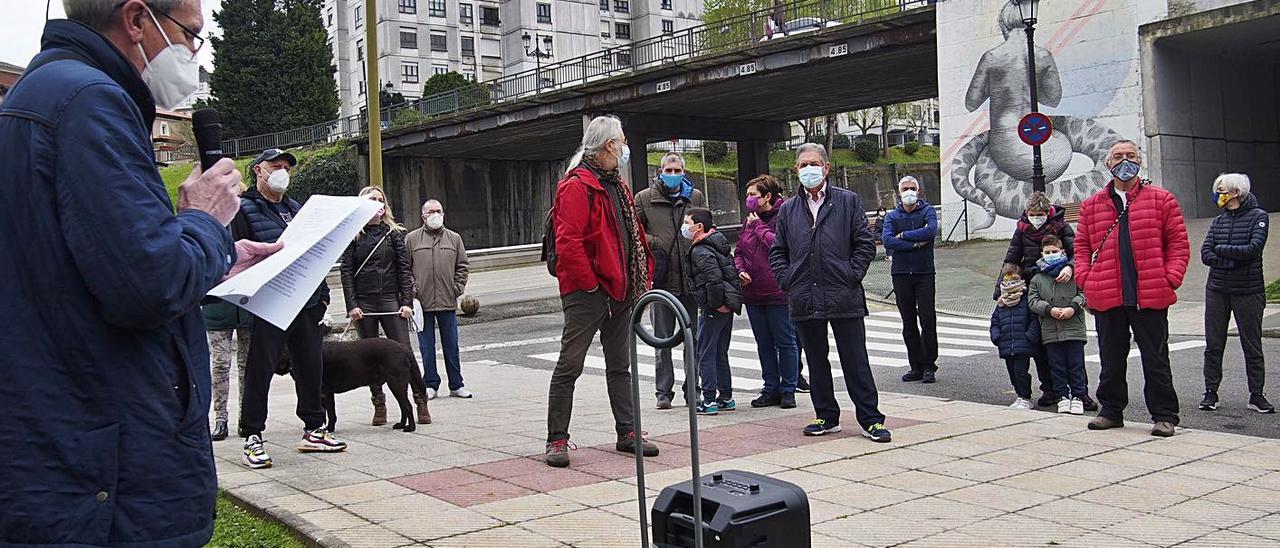 Juan José Castro lee el manifiesto de “Uniendo barrios” durante la concentración de ayer en la calle Carlos Asensio Bretones. | Franco Torre