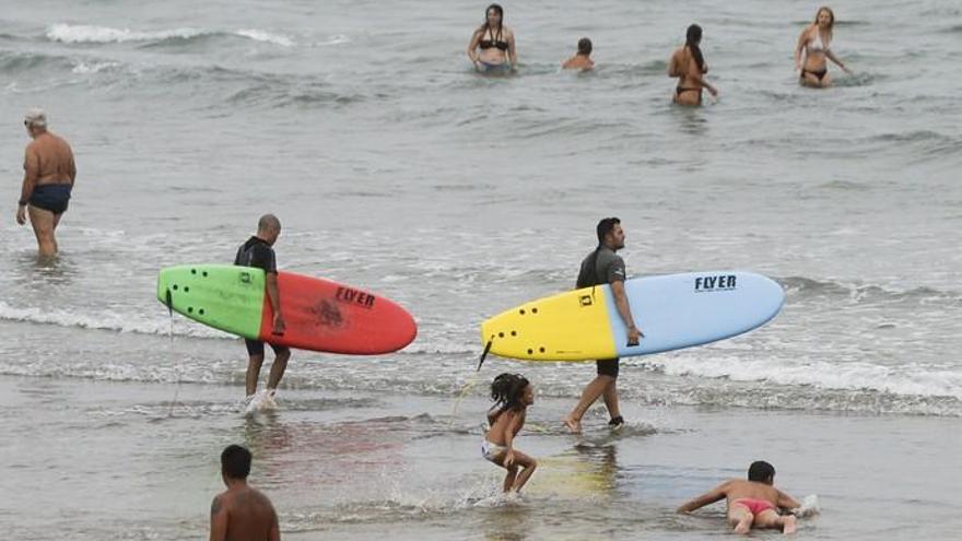 Surfistas en La Cícer