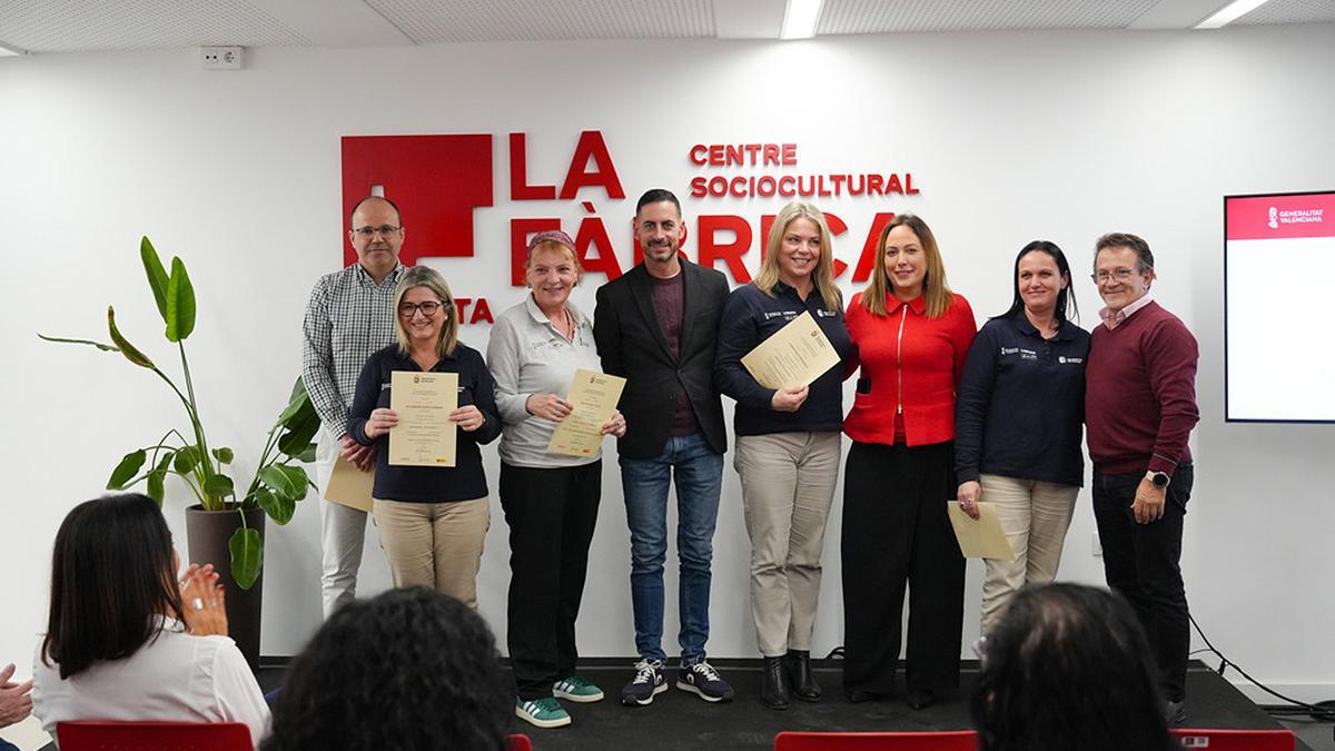 El alcalde Carlos F. Bielsa, junto a concejales y alumnas del Taller de Empleo 2024.