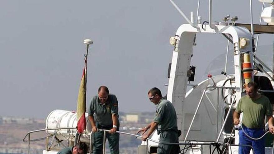 La Guardia Civil rastreando la costa el día que se abortó el desembarco