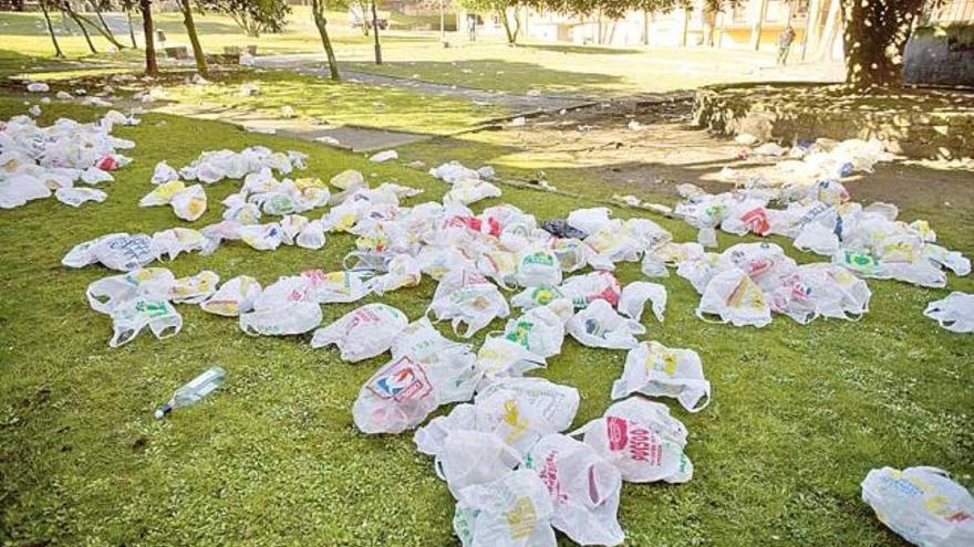 Los restos del «botellón» en el parque de La Cabruñana, en una imagen de archivo.