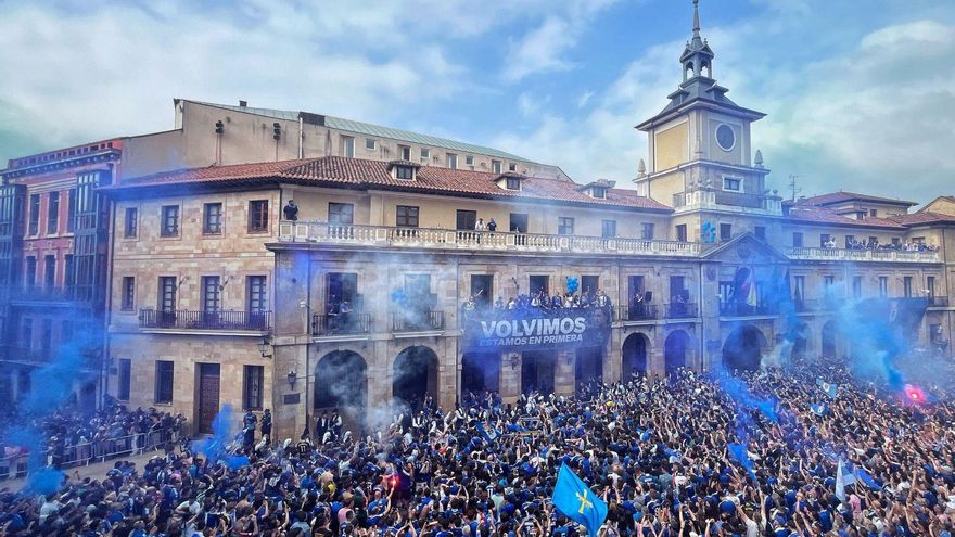 La celebración del ascenso en la plaza del Ayuntamiento. A la derecha, jóvenes celebrando. | EUROPA PRESS