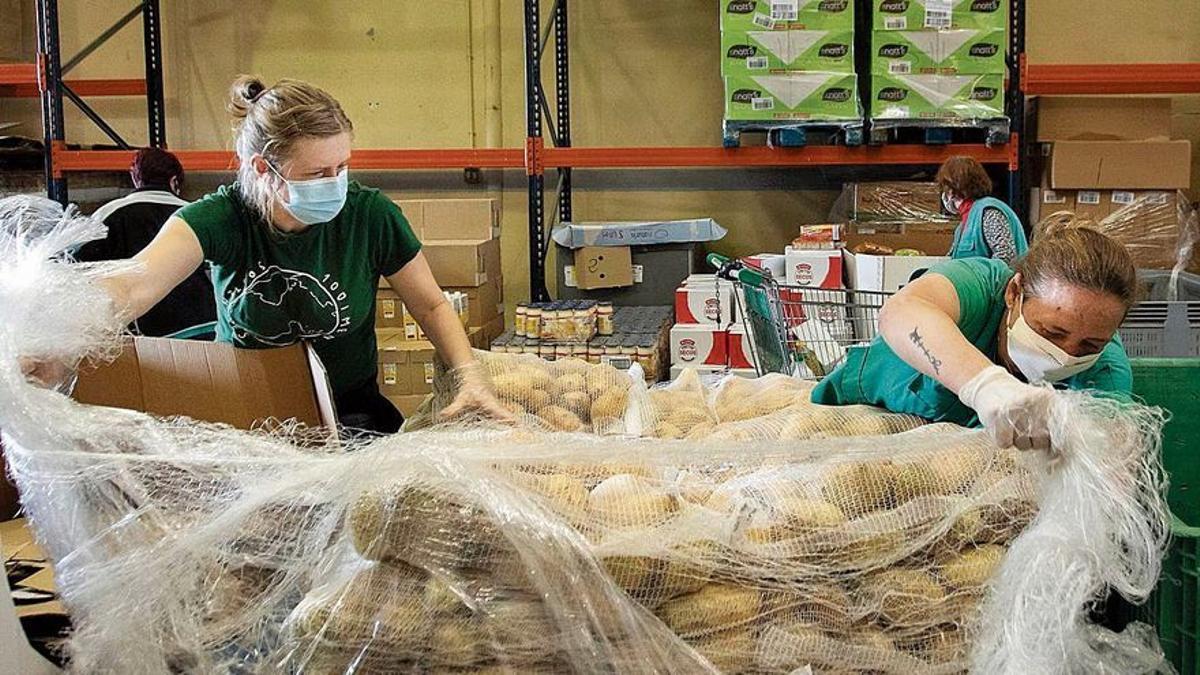 Voluntarias trabajan en el almacén de un banco de alimentos de Valencia.