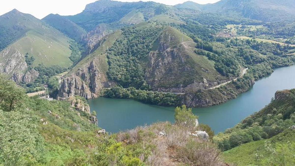 Panorámica del pantanu de Rusecu, cola potabilizadora de Comiyera a la izquierda.