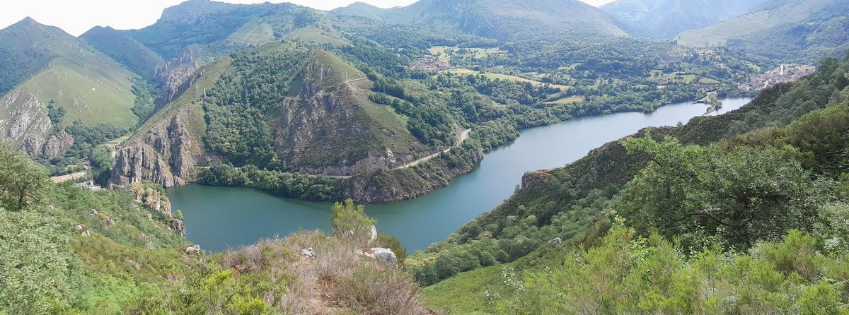 Panorámica del embalse de Rioseco, con la potabilizadora de Comillera a la izquierda.